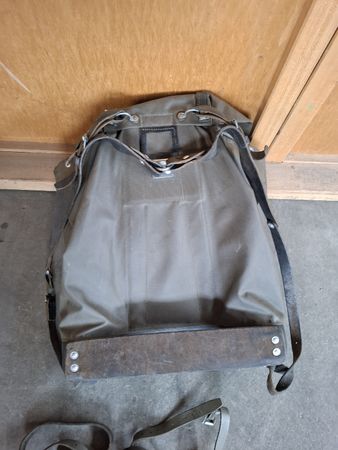Militärrucksack oliv  mit Ledergurten