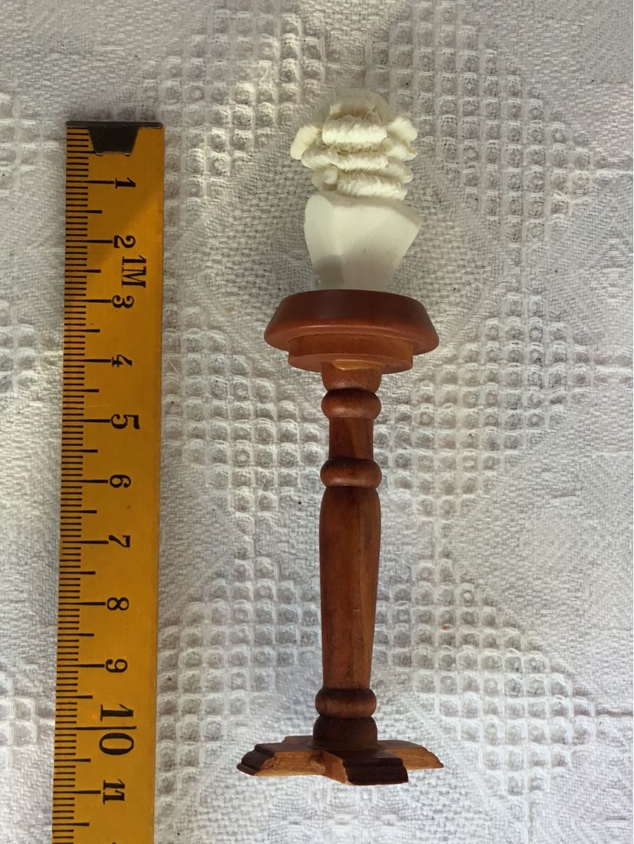 Case e mobili per bambole: Holzsäule mit Mozart Büste 1:12 – Usato da St. Gallen venduto da chamilla 1