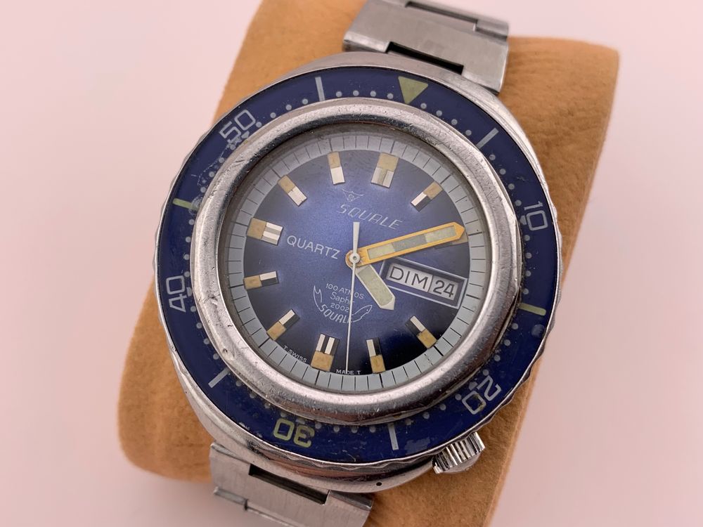 Petite montre boule de bureau en laiton, le verre loupe, le cadran émaillé blanc marqué Soldiers