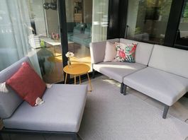 Lounge hellgrau aus drei Elementen