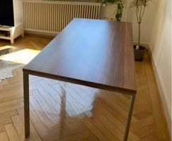 Schöner dunkler Tisch