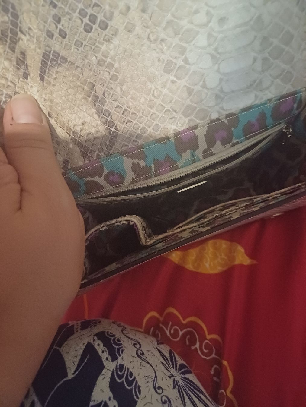 Guess Taschen für Damen: Guess Handtasche Schlangenmuster Kette Goldfarben – Gebraucht aus Ostermundigen von Loulilou86 1