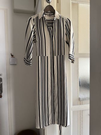 Elegant H&M striped shirt dress, perfect for summer days!