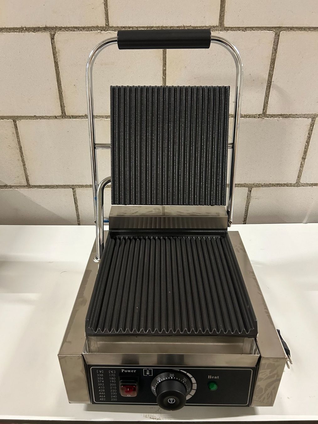 Appareils de cuisine: Kontakt Grill NEU mit Garantie – Neuf avec emballage d'origine à Hombrechtikon par SPS-Liquidationen 2