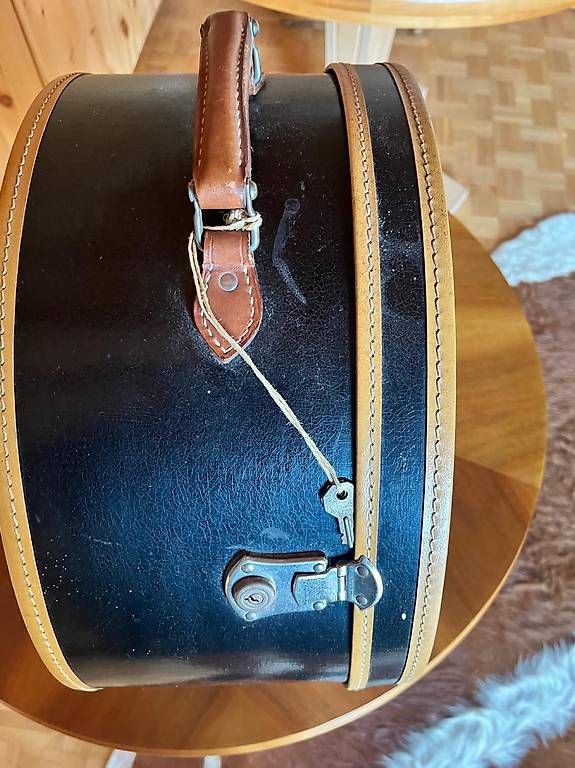Copricapi, berretti & cappellini: Carton à chapeau – Usato da Sorens venduto da Janel02 2