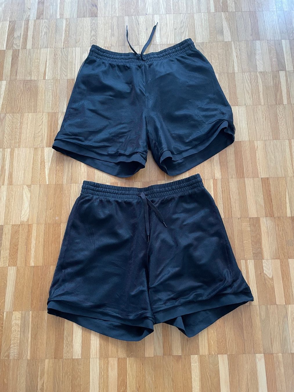 Adidas Pantaloni: Kurze Adidas-Sporthose, Gr. S – Usato da Jona venduto da Tr3s 3