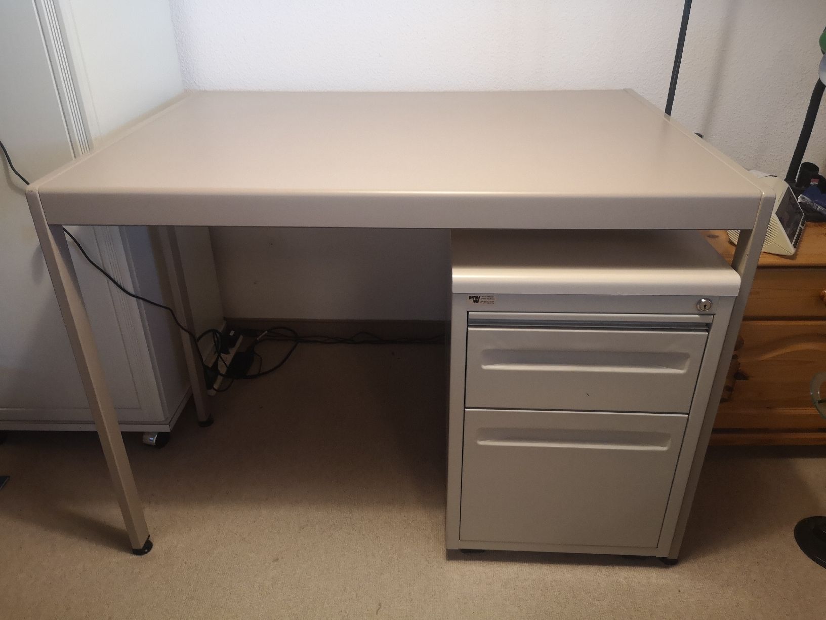 Bureaux: Bürotisch mit Rollcontainer – D'occasion à Sissach par cor_n2dt