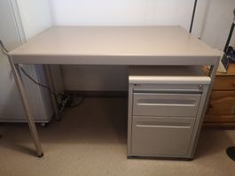 Bürotisch mit Rollcontainer