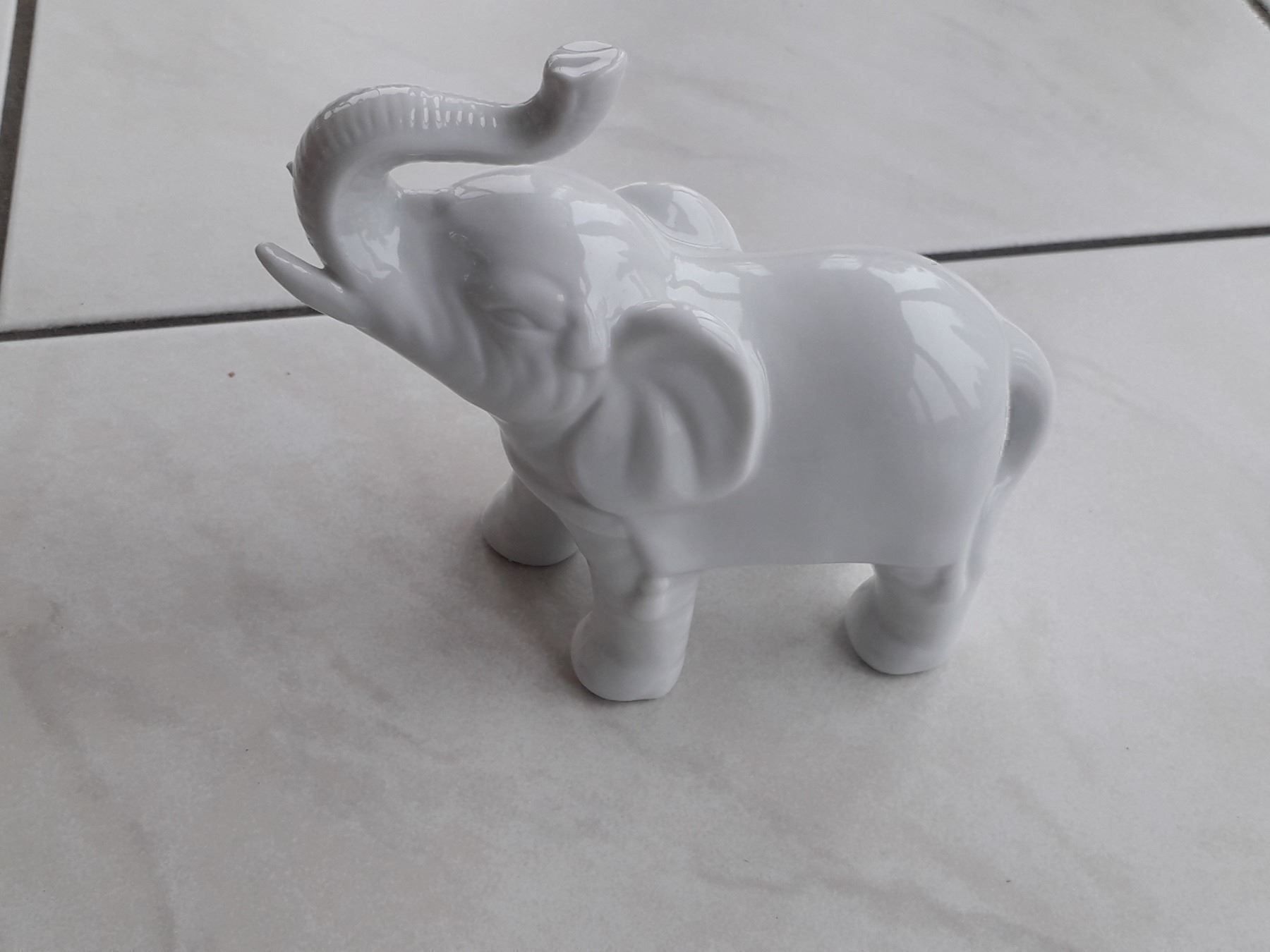 Figuren: Feustel Porzellan Elefant – Neu und originalverpackt aus Winistorf von acreativ