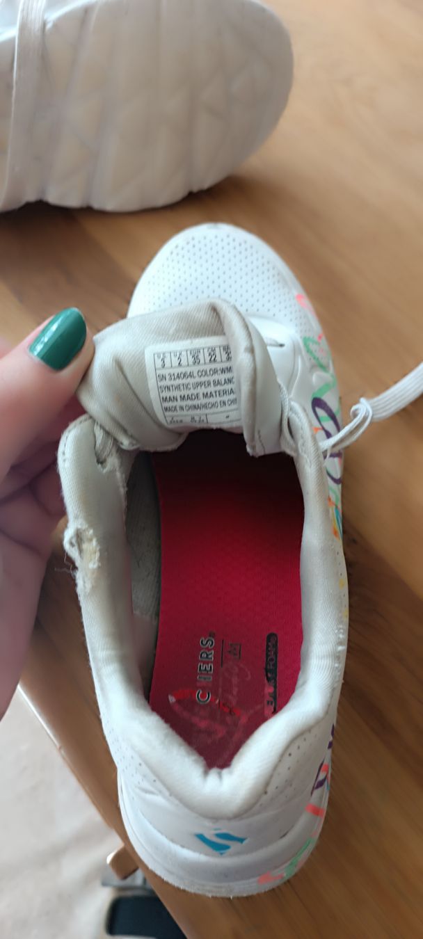 Skechers Schuhe für Mädchen: Coole Skechers Sneaker mit Herzen, Gr. 35 – Gebraucht aus Geroldswil von Smartie1987 2