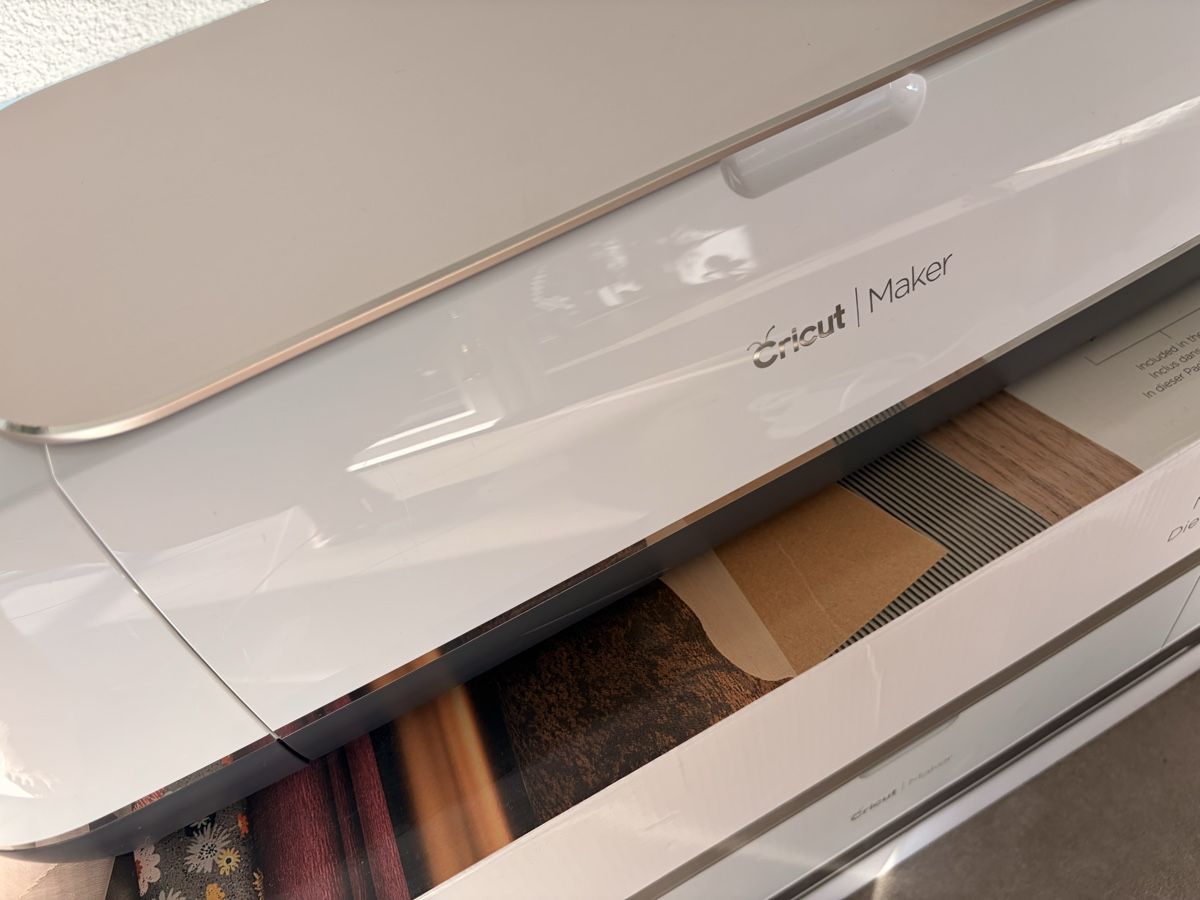 Cricut Kit bricolage: Machine de découpe Cricut Maker avec accessoires – Nuovo (secondo la descrizione) da Le Mont-sur-Lausanne venduto da it-sell 1