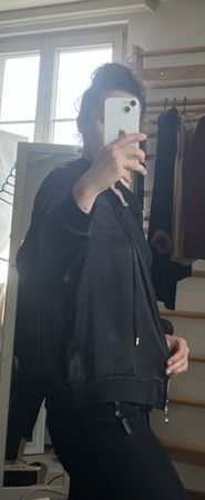 Schwarze Seidenjacke mit Kapuze (Gr. S) – schöner Glanz