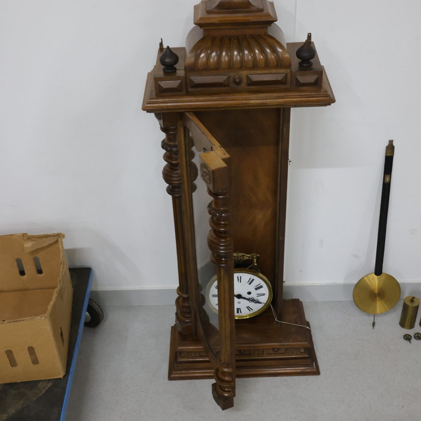 Orologi da terra & Orologi da parete: Wanduhr - Antike Regulator - Nussbaumholz – Difettoso da Volketswil venduto da brockipfannenstil 1