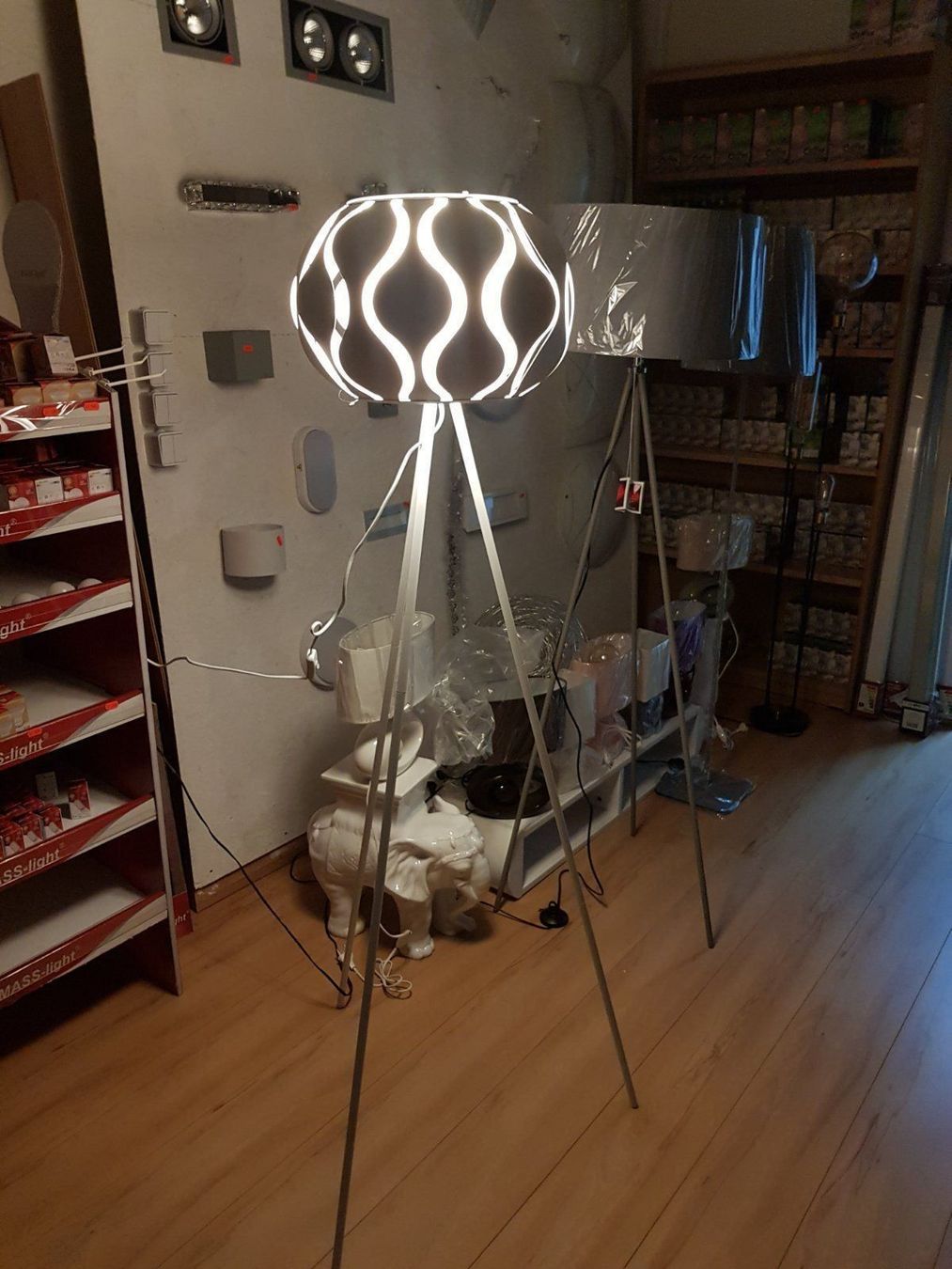 Lampade: Stehlampe VOGUE Weiss – Nuovo e nell'imballaggio originale da Lachen SZ venduto da ANDDUS-MASSLIGHT 1