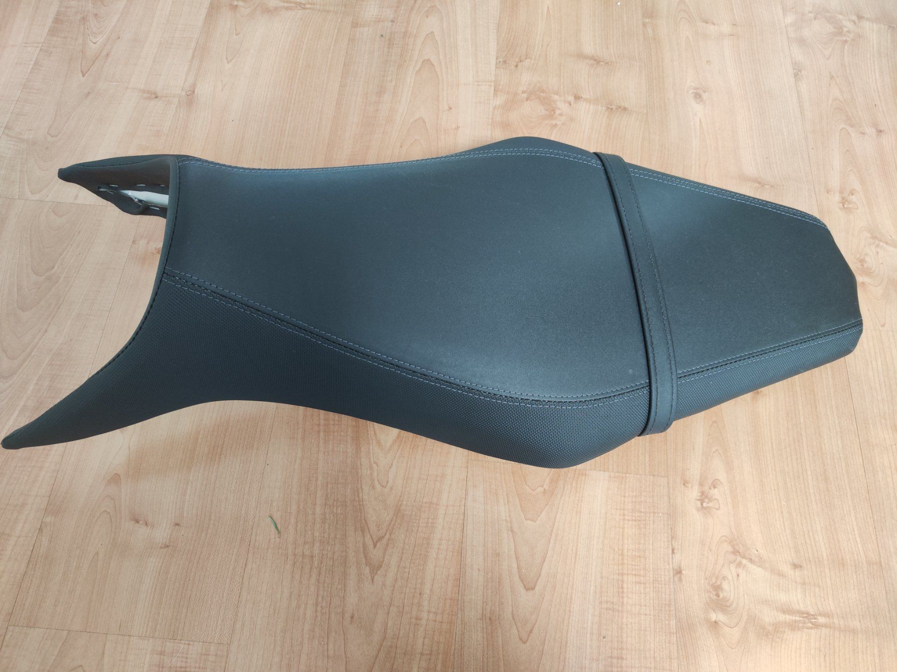 Yamaha Tutti i ricambio per moto: MT 09 erhöhter Sattel – Usato da Weggis venduto da Lebkuchen2 1