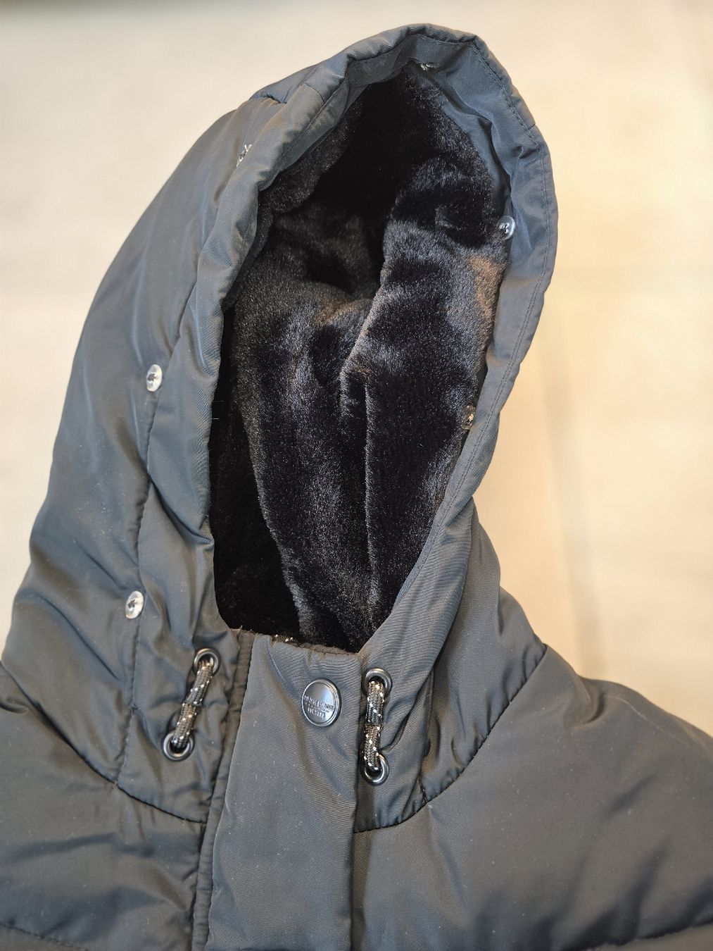 Giacche & Cappotti: Schwarzer Wintermantel mit Kapuze – Usato da Bolligen venduto da ros_79l5 3