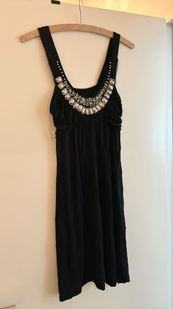 Elegantes schwarzes Kleid mit Applikationen