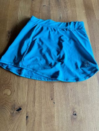 Türkisblauer Sportjupe mit integrierter Hose