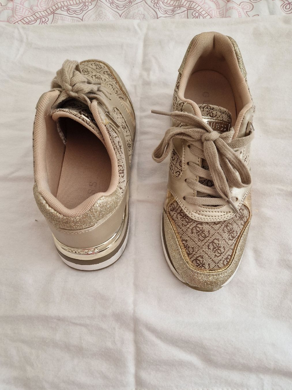 Guess Chaussures femmes: Guess Turnschuhe 39 gold – D'occasion à Zürich par Mani56 2