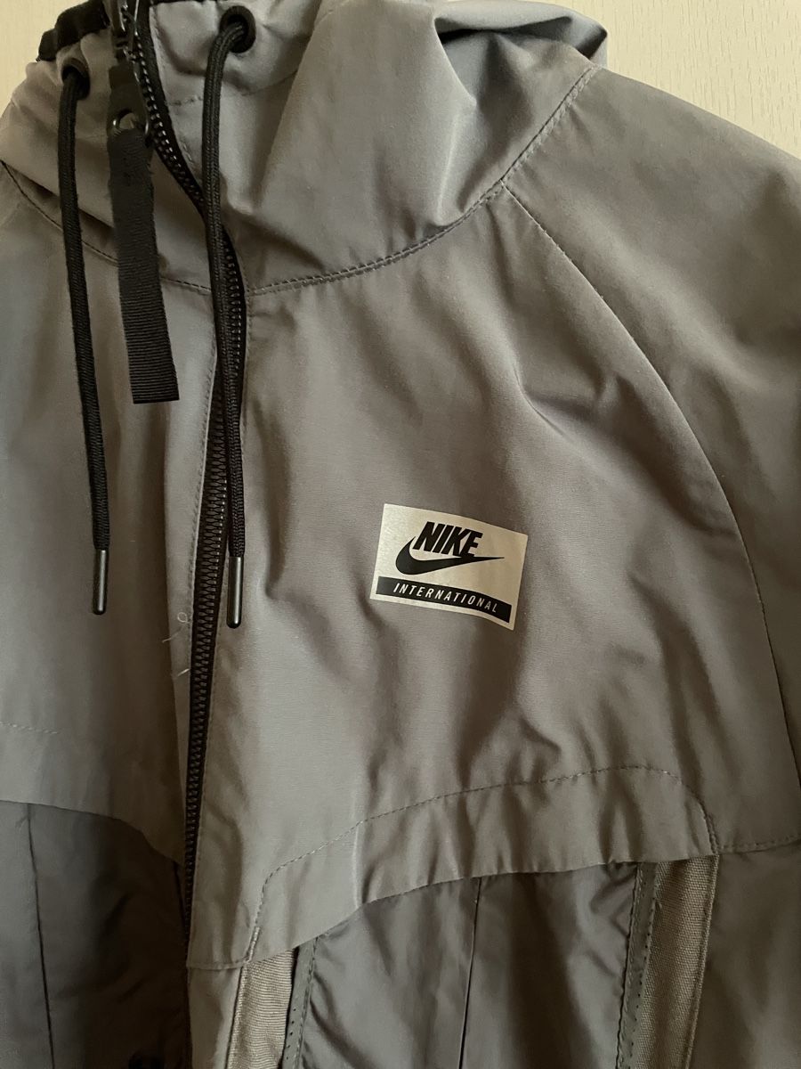 Nike Vestes: Nike International Windbreaker – D'occasion à Niederhasli par areuphoreal 1