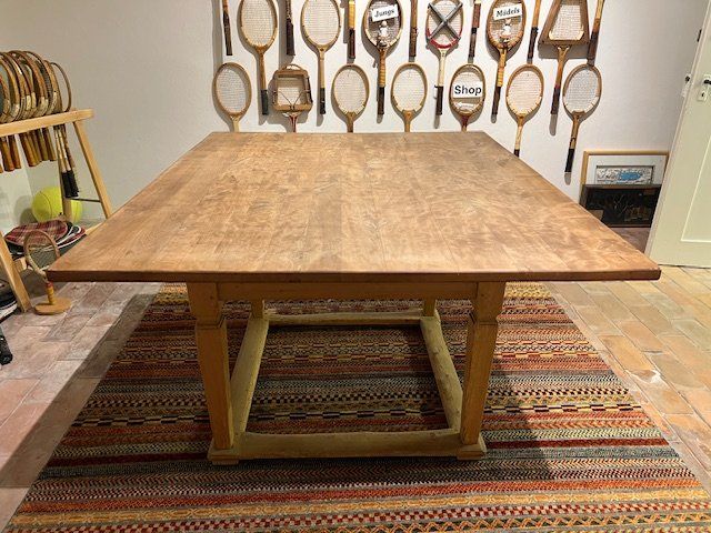 Set di tavolo e panche: Antiker Tisch mit 2 Stühlen – Usato da Winterthur venduto da woodenhiller68 4
