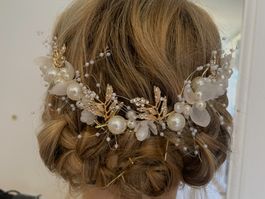 Eleganter Haarschmuck / Haardraht mit Blüten & Perlen