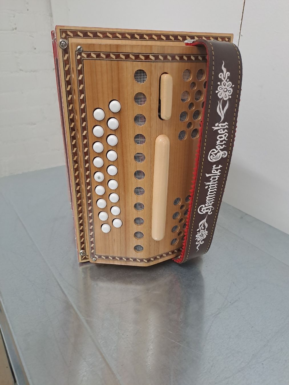 Strumenti musicali: Aemmentaler orgeli ton B  – Usato da Villeneuve venduto da BibiVintage 1