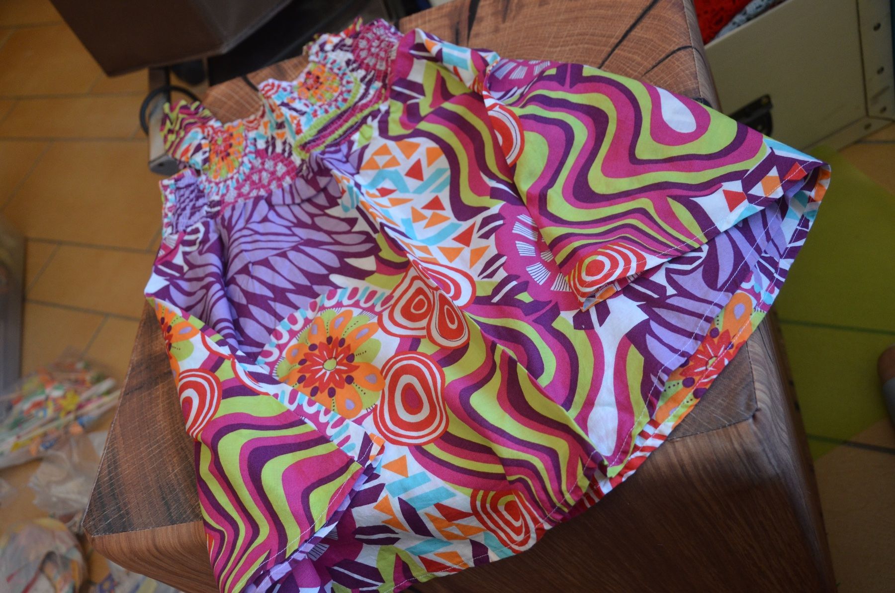 Robes et jupes: TAILLE 104 - JOLIE ROBE – D'occasion à Chiasso par Dolly015