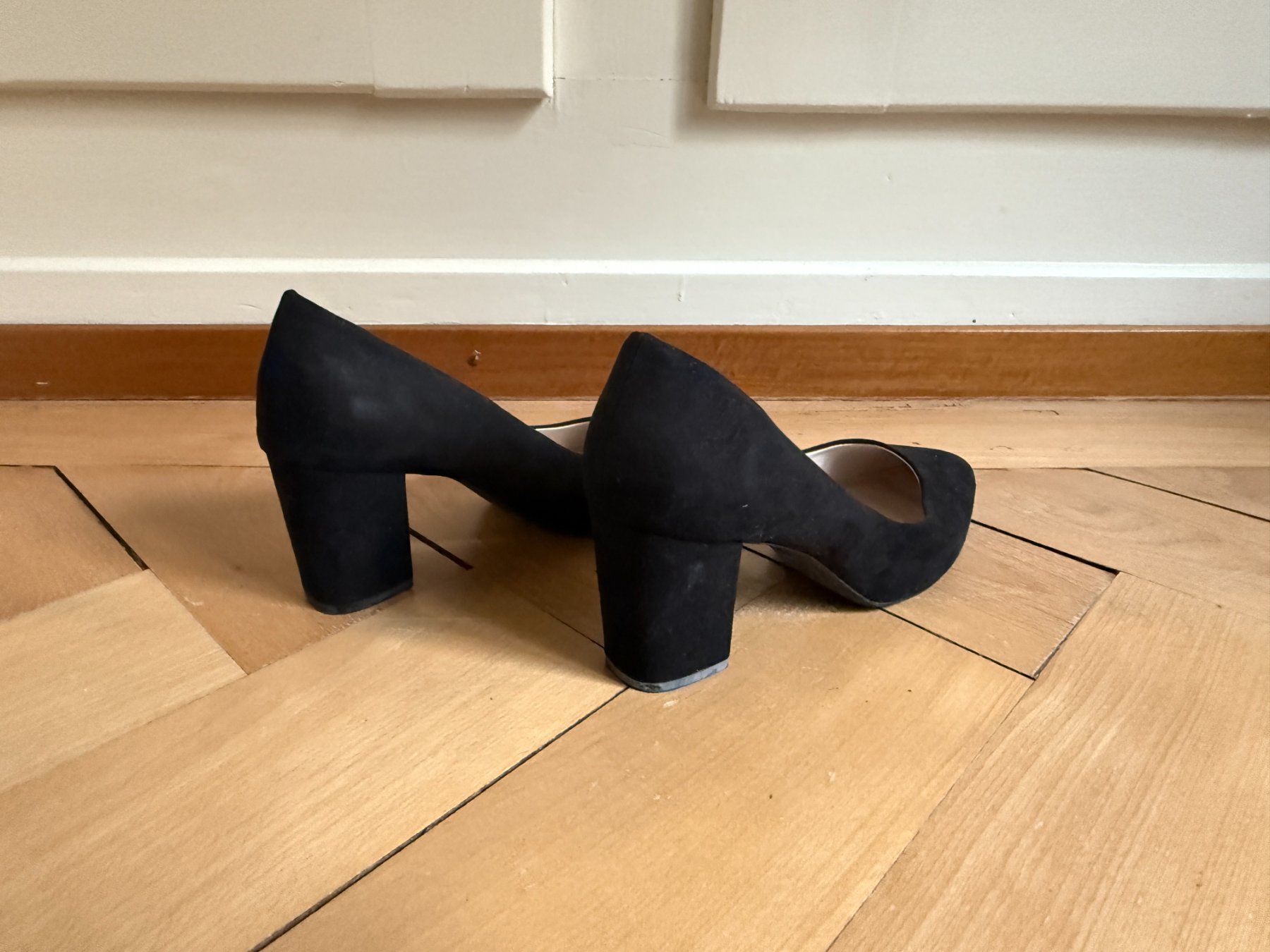 H&M Scarpe da donna: Wildleder Pumps schwarz 40 – Usato da Zürich venduto da Diazaio 2