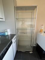 Vitrinen-Schrank Glas Alu silberfarbig mit Schloss und Licht