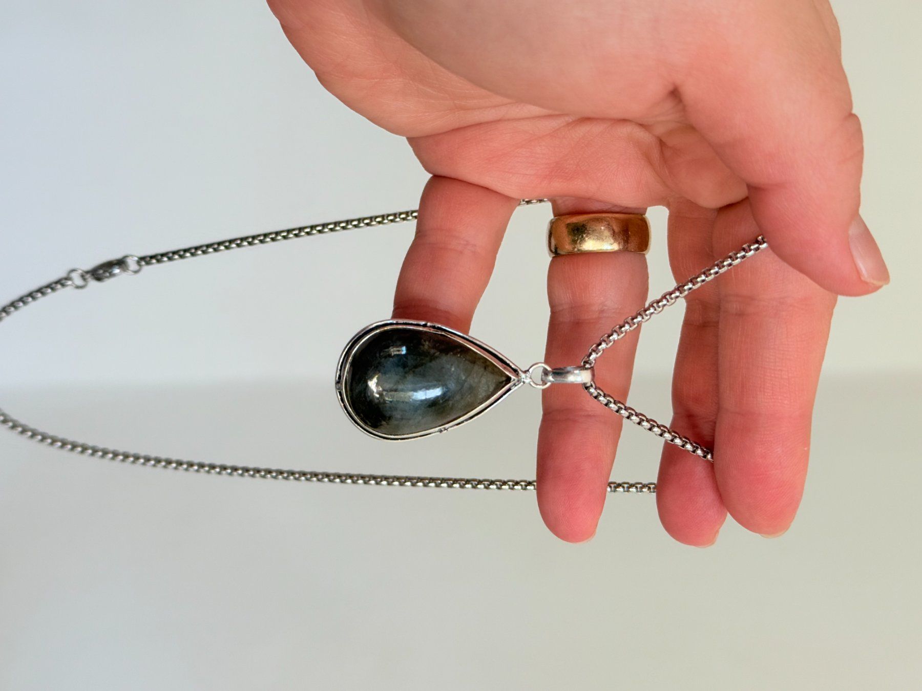 Ketten: Collier avec pendentif labradorite – Neu und originalverpackt aus Genève von AGBERG 1