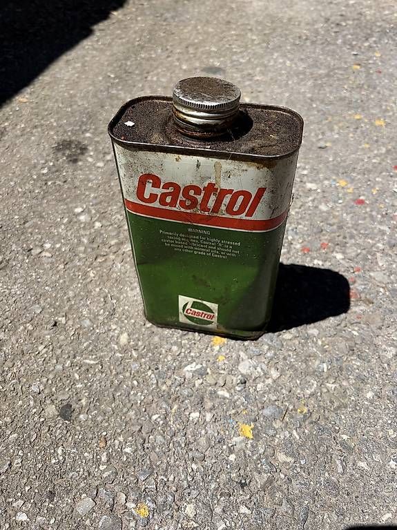 Insegne: Alte Castrol-Oelbüchse – Usato da Mézières FR venduto da Bourdon 1