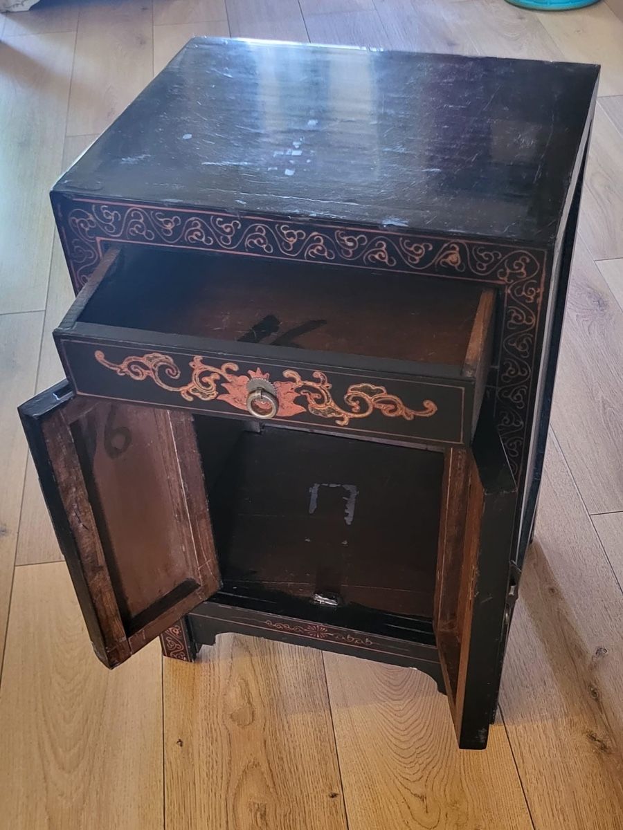 Commodes: Chine table de chevet/ petite commode  – D'occasion à Bursinel par SeveralLives 1