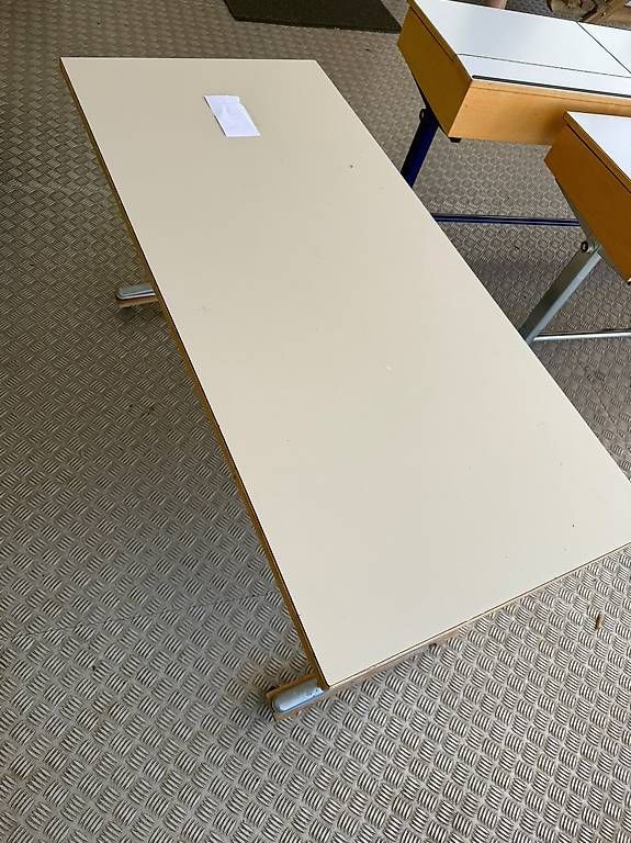 Bureaux: Schreibtisch/Schülerpult – D'occasion à Rumisberg par Kis7