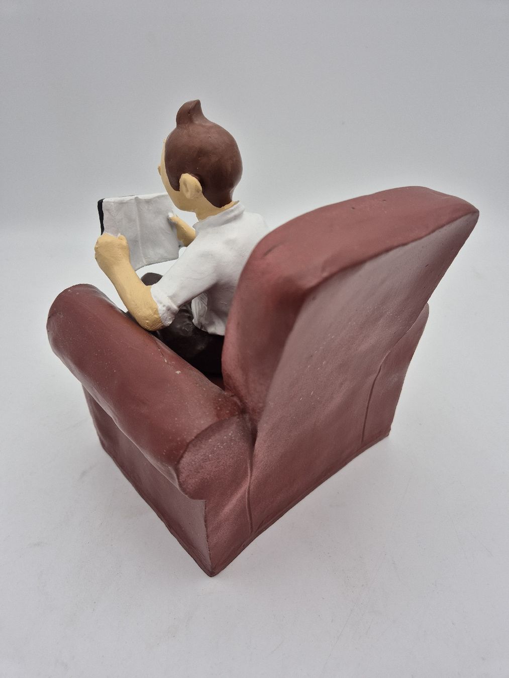 Statuette: Tintin assis lisant le journal – Usato da Chambrelien venduto da Zebz 2