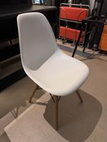 Vitra Eames DSW in weiss mit Holzbeine