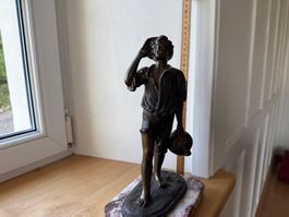 Bronzefigur Junge mit Krug auf Marmorsockel 30 cm Ital. Schu