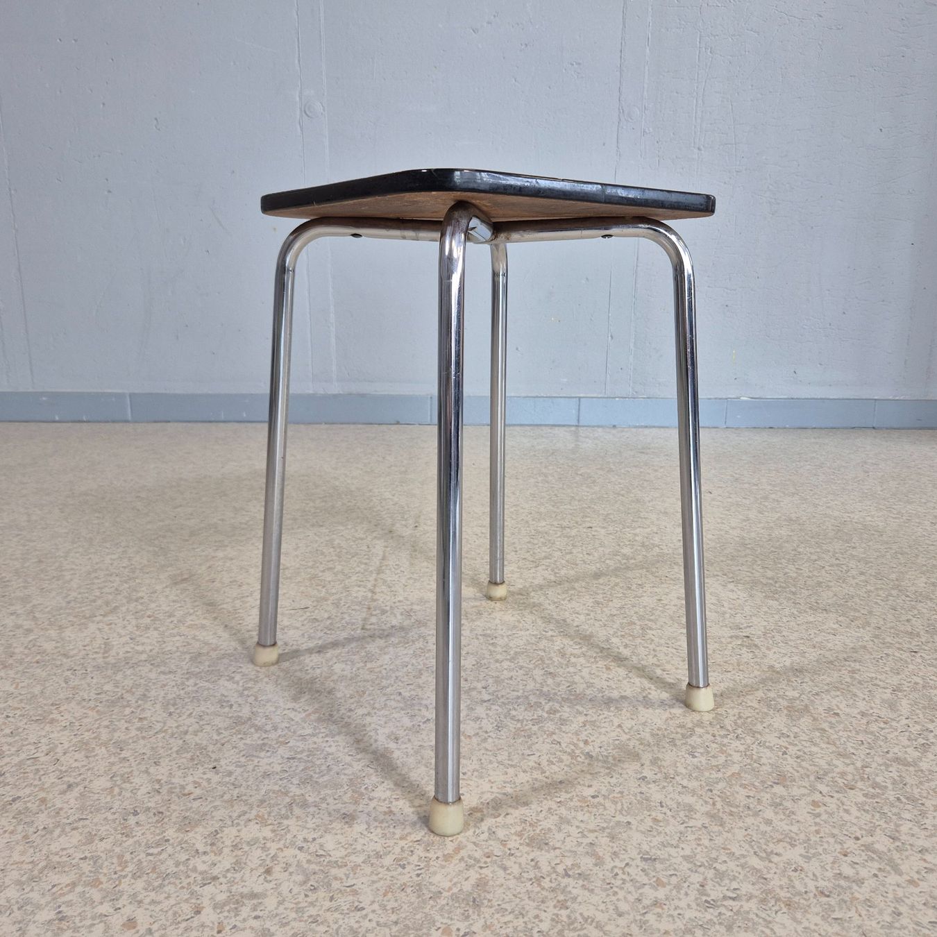 Sgabelli: Kelco Hocker Höcker Küchenhocker Tabouret grau – Usato da Nottwil venduto da Wondewa-Shop 1