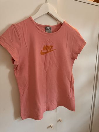 Rosa Nike T-Shirt