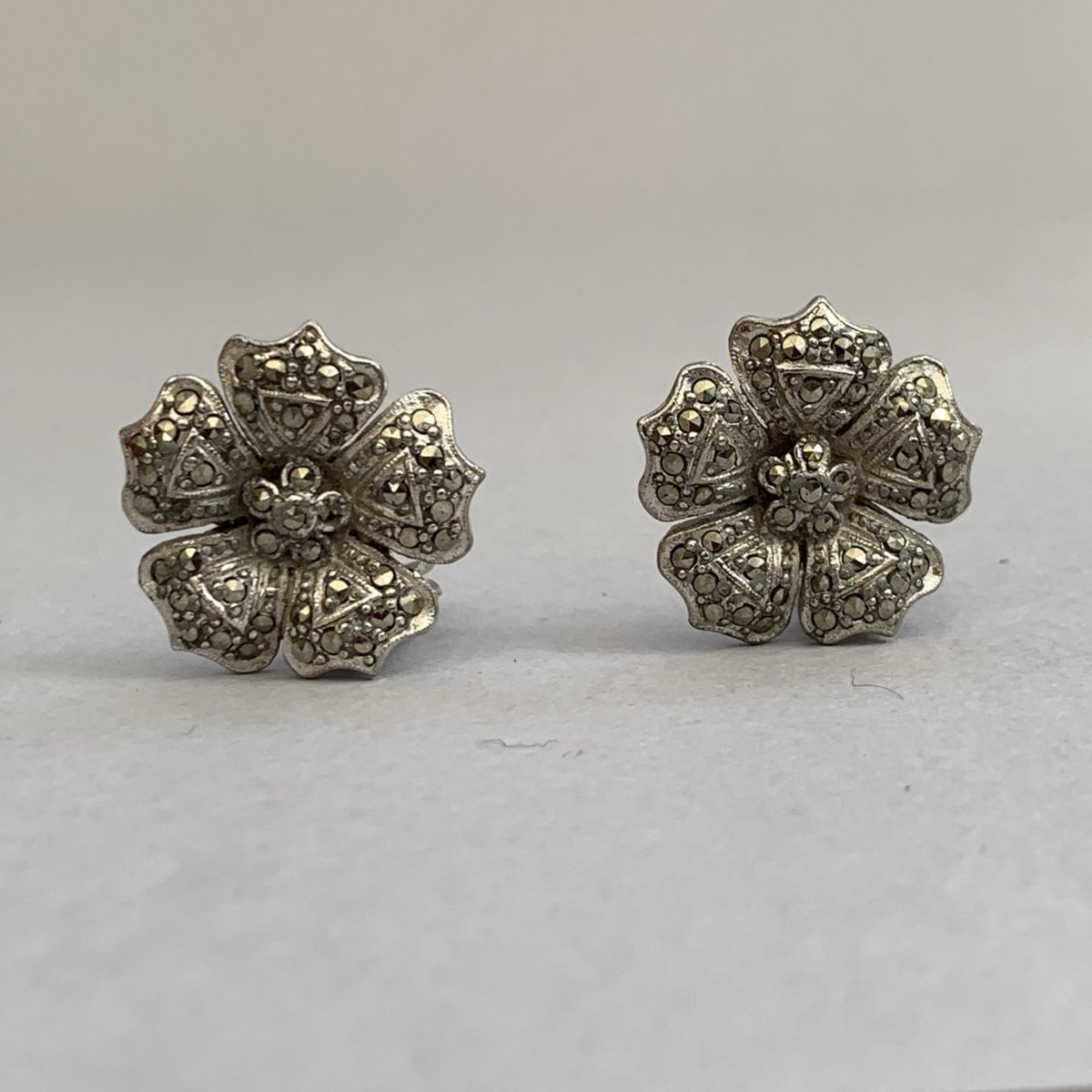 Orecchini pendenti & Orecchini a lobo: Vintage Flower Marcasite Silver Earrings – Usato da Genève venduto da Kookiek 2