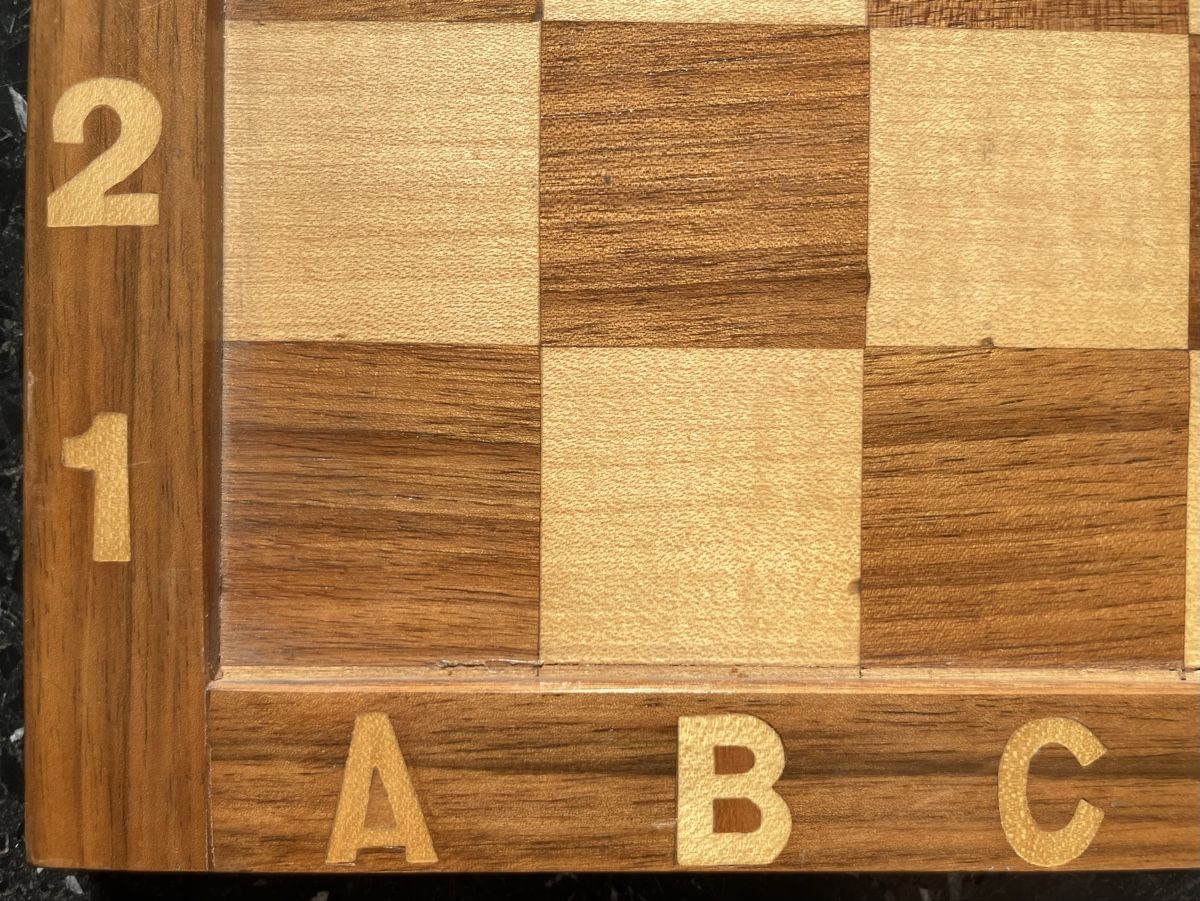 Giochi: Échiquier avec coordonnées marquetées  – Usato da Biel/Bienne venduto da Galaq 2