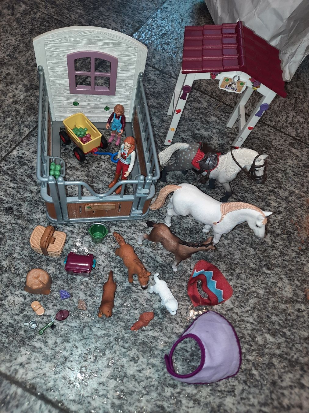 Schleich Spielzeuge: Scuderia Schleich circa 30 pezzi – Gebraucht aus Biasca von Old_6blh