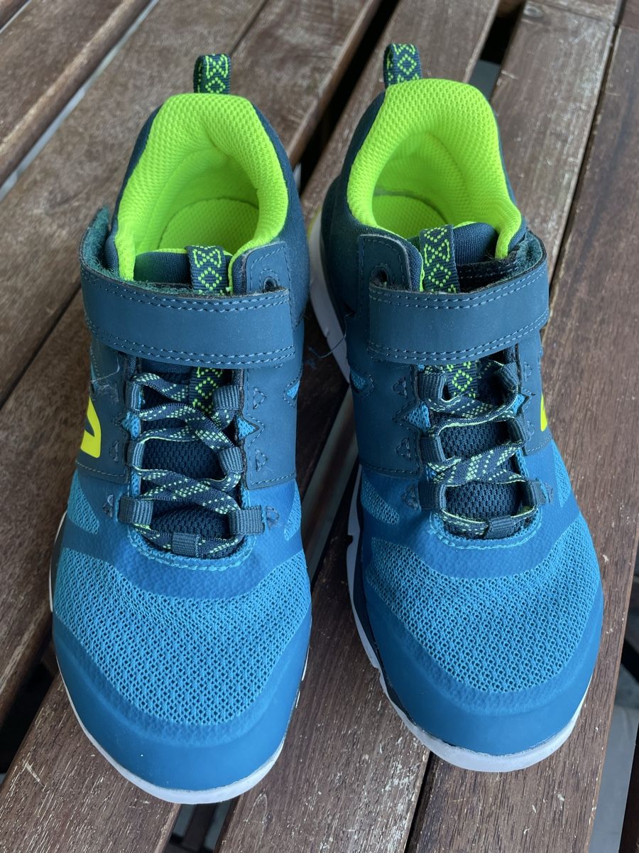 Decathlon Scarpe per ragazzi: Hallenschuhe Grösse 33 Blau – Usato da Bern venduto da brup 2