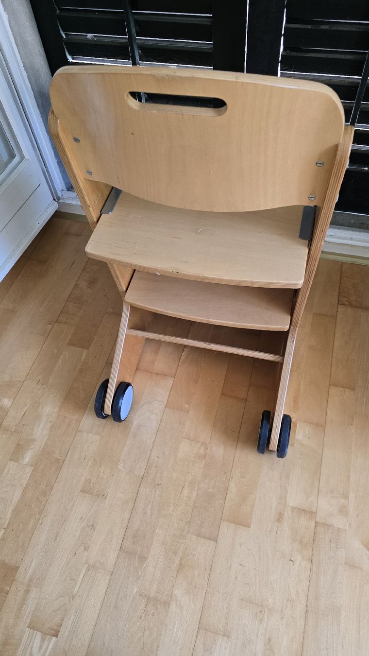 Chaises hautes: Kinderhochstuhl Holz mit Rollen  – D'occasion à wallisellen par funkelsternchen5 2