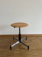 Vintage Arbeitshocker / Hocker  Holzsitz, Metallgestell