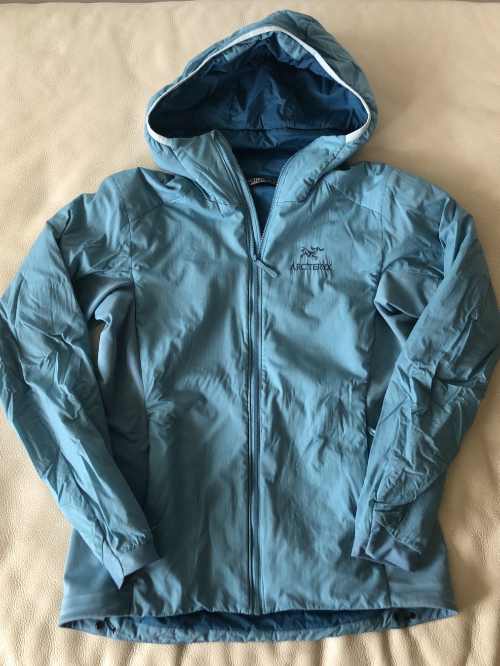 Arcteryx Giacche: Arcteryx Atom Hoody Gr. S hellbalu – Usato da Zuoz venduto da Scat01
