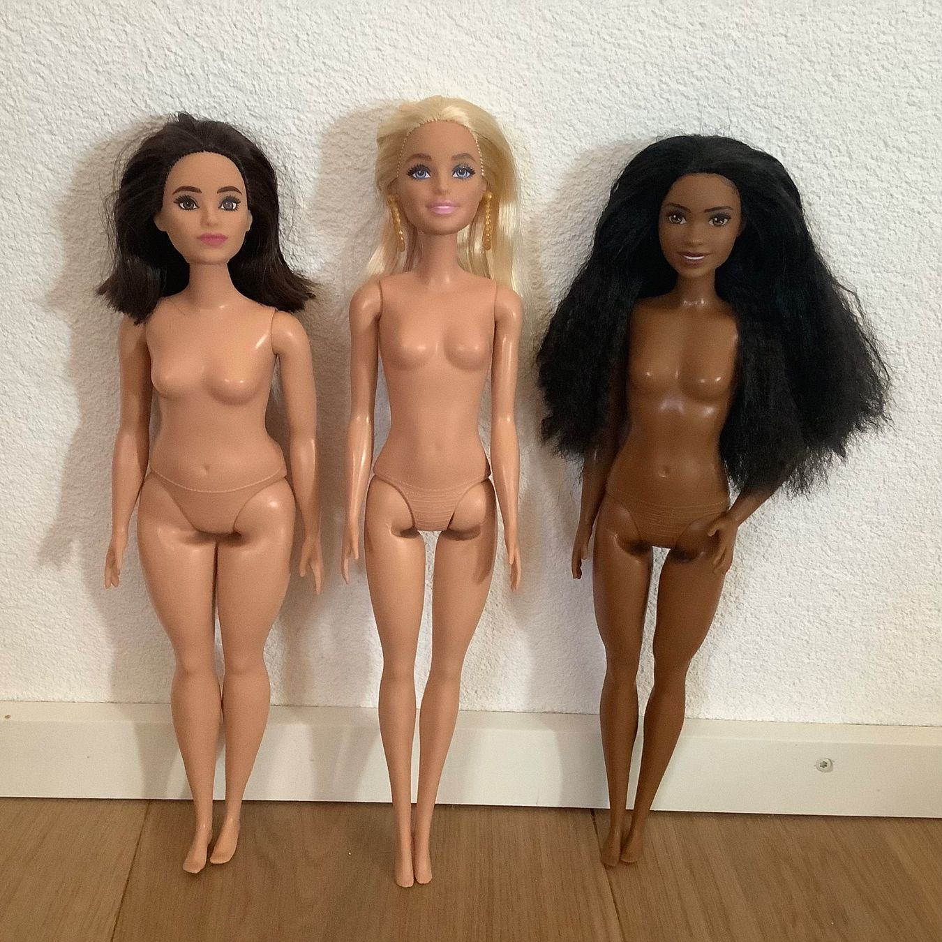 Giocattoli: 3 Barbies mit Kleidern und Zubehör – Usato da Hohentannen venduto da Grimblegromble