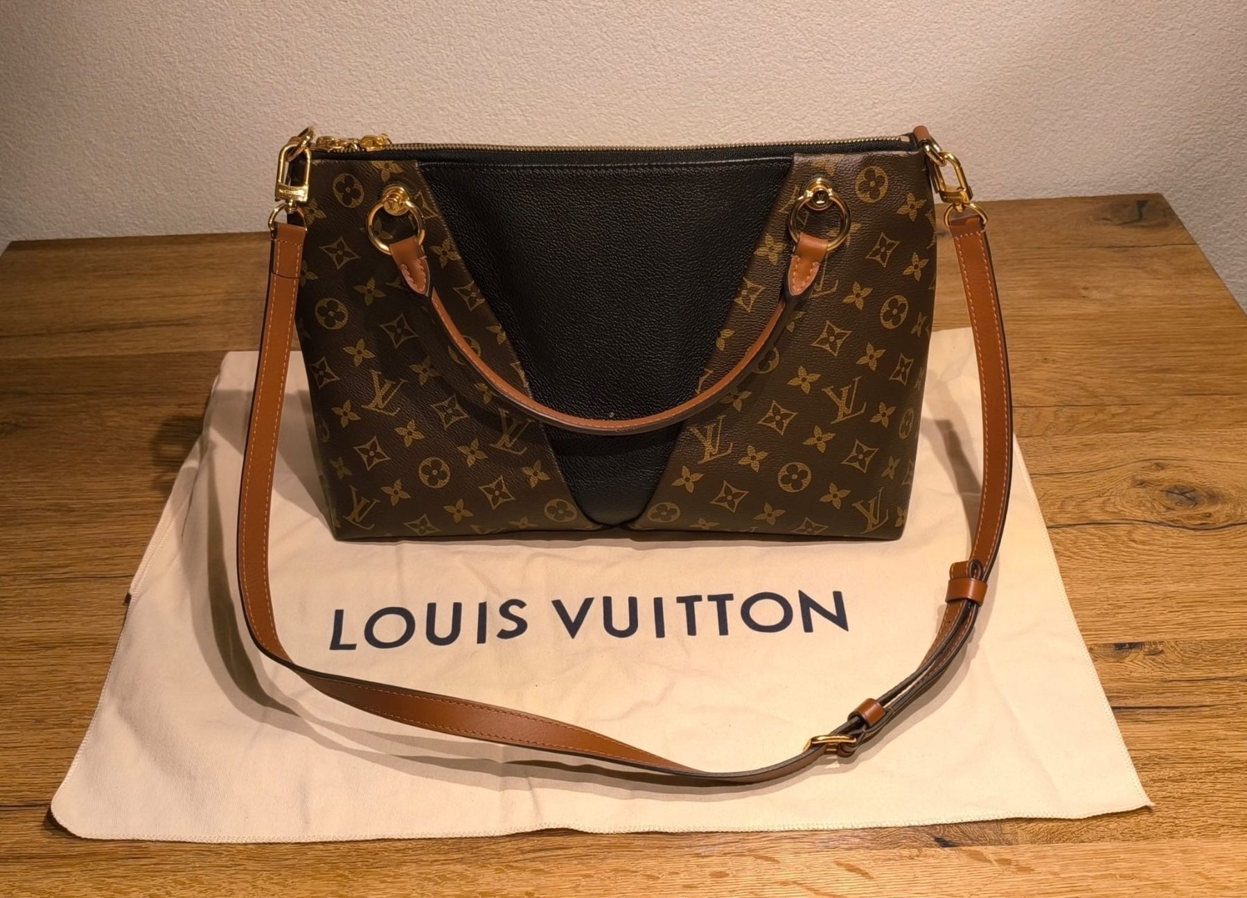 Louis Vuitton Borse da donna: Louis Vuitton V Tote MM Cara Noir – Nuovo (secondo la descrizione) da Reinach BL venduto da Biggi71 1