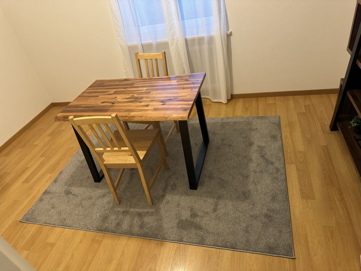 Set di tavolo e panche: Esstisch mit zwei Stühlen und Teppich – Usato da Jona venduto da Sweet01 2