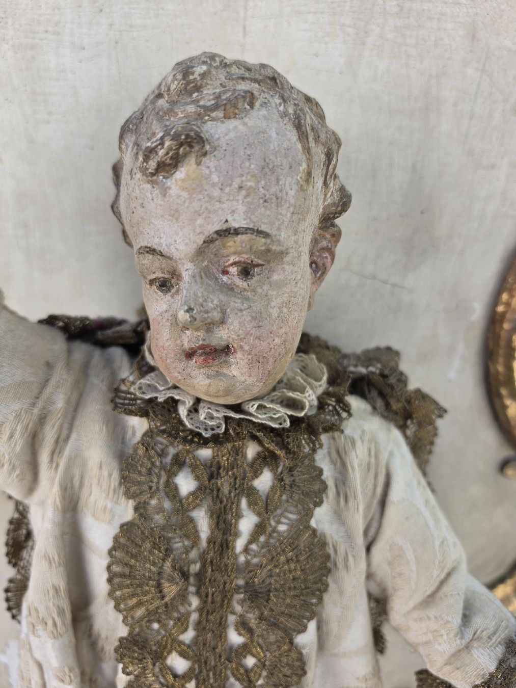 Statuette: Alte Jesuskind Figur mit Rahmen, Holz, Handgeschnitzt – Usato da Mettlen venduto da elios0888 8